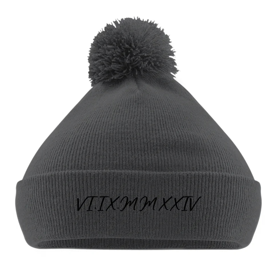 Gepersonaliseerde_geborduurde_pom_pom_beanie_donkergrijs[1]