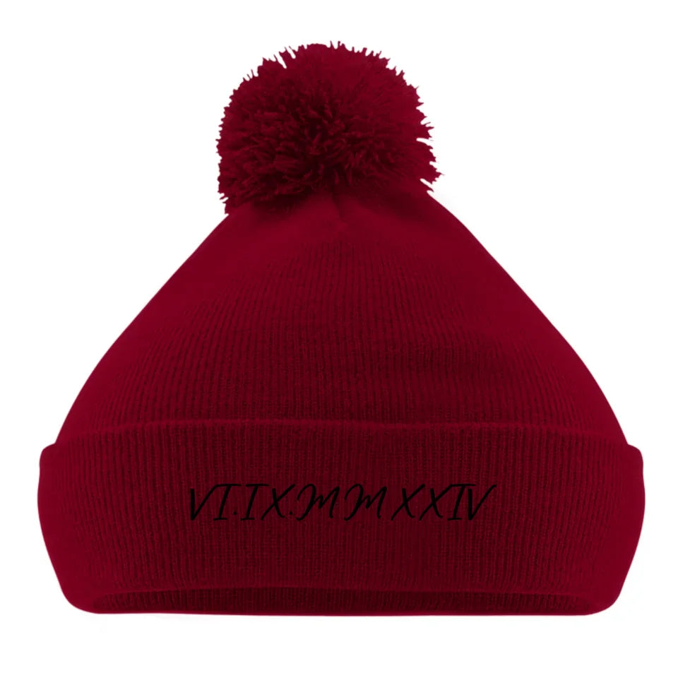 Gepersonaliseerde_geborduurde_pom_pom_beanie_bordeauxrood[1]