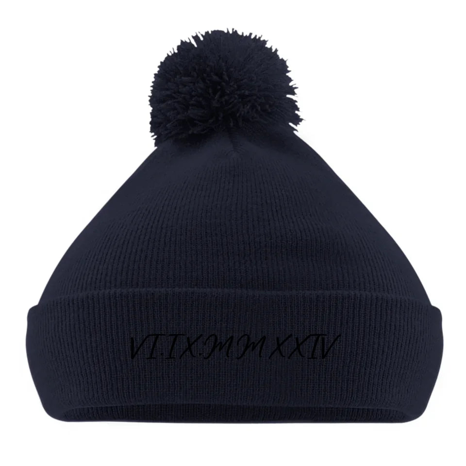 Gepersonaliseerde_geborduurde_pom_pom_beanie_donkerblauw[1]