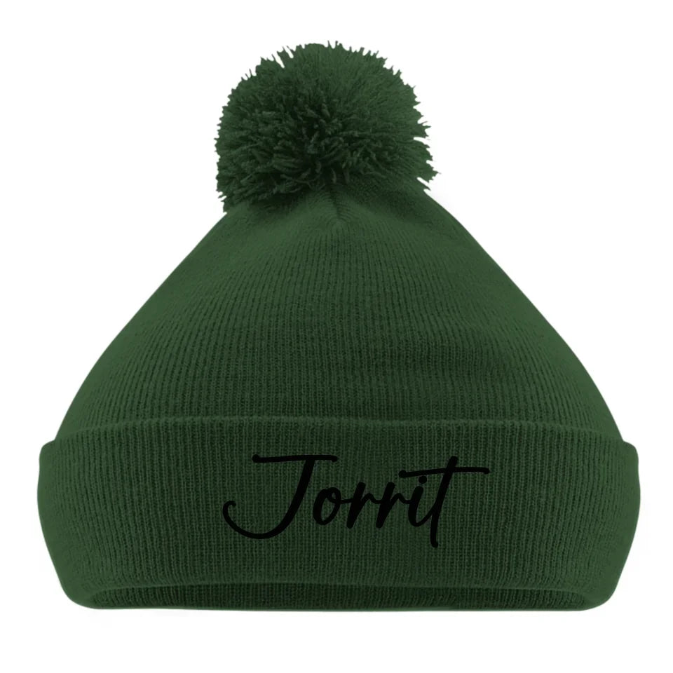 Gepersonaliseerde_geborduurde_pom_pom_beanie_mosgroen[1]